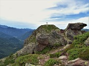 02 Cima dello sperone roccioso del Mincucco (1832 m), sulla quale si erge croce in legno